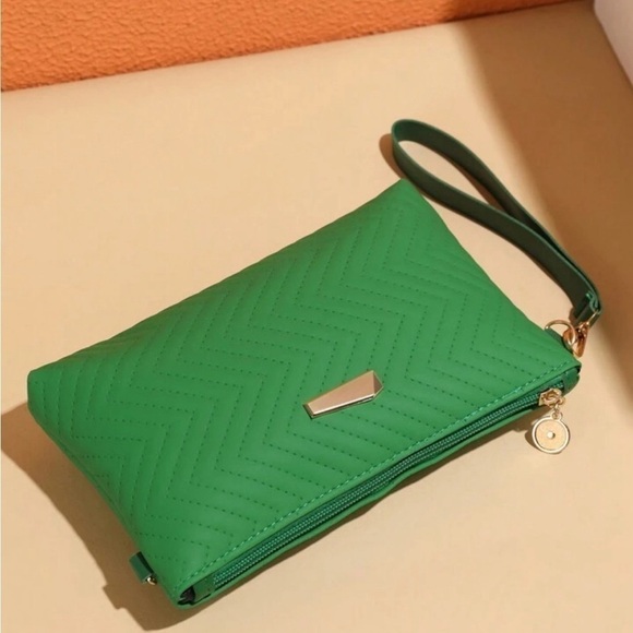 Quilted Green Shoulder Bag with Gold Chain Strap - Chic & Versatile - Picture 4 of 8